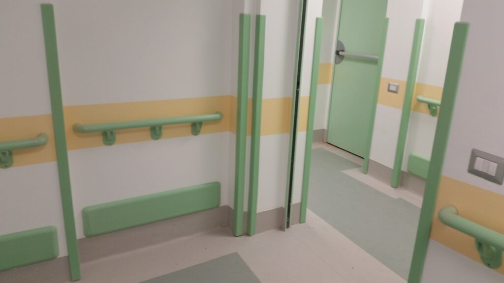 Protezioni murali antitrauma: corrimani, paraspigoli e paracolpi